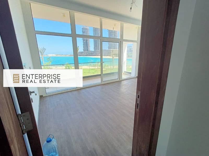 Ready to move chalet on the first row on the sea with a panoramic view of the new Alamein Towers, fully finished and ready for viewing. - Widok 2