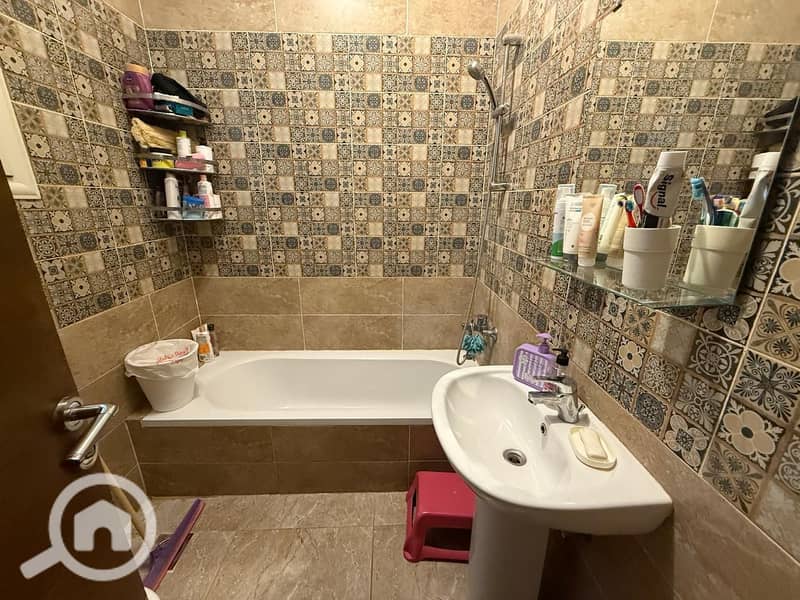 In the Violet Villas, Steps of the Waterway, on the third floor, 225 square meters, immediate delivery, 3 bedrooms - 2 bathrooms including the master, kitchen - reception - sea terrace. - Więcej