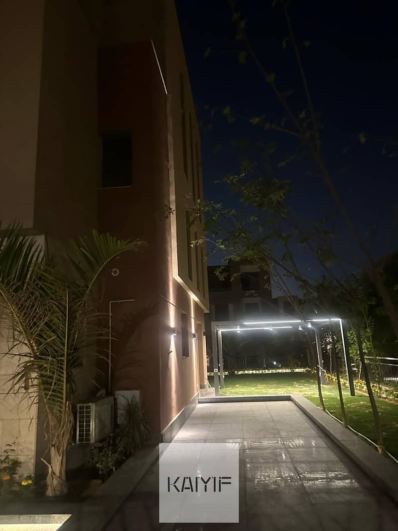 Townhouse Largest Corner for Sale in District 5 with Private Garden Fully Finished Prime Location and Negotiable Price - Ansicht 2