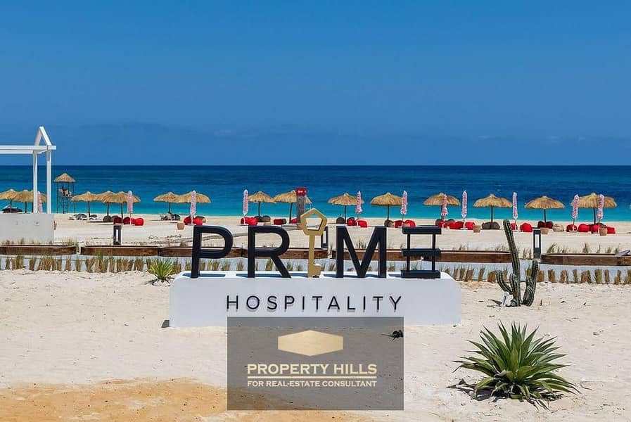 Own a townhouse with a direct sea view inside the LYV Caesar Ras El Hekma project, the latest development by Gates Development Company in one of the strongest investment areas in the... - Mehr
