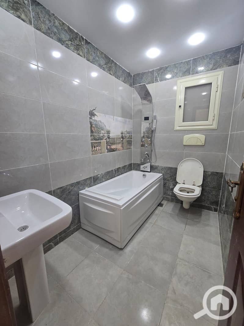 Apartment for sale on Al-Isawi main street, side view, 3 rooms, reception, bathroom, and kitchen, floor 11. - Widok 4