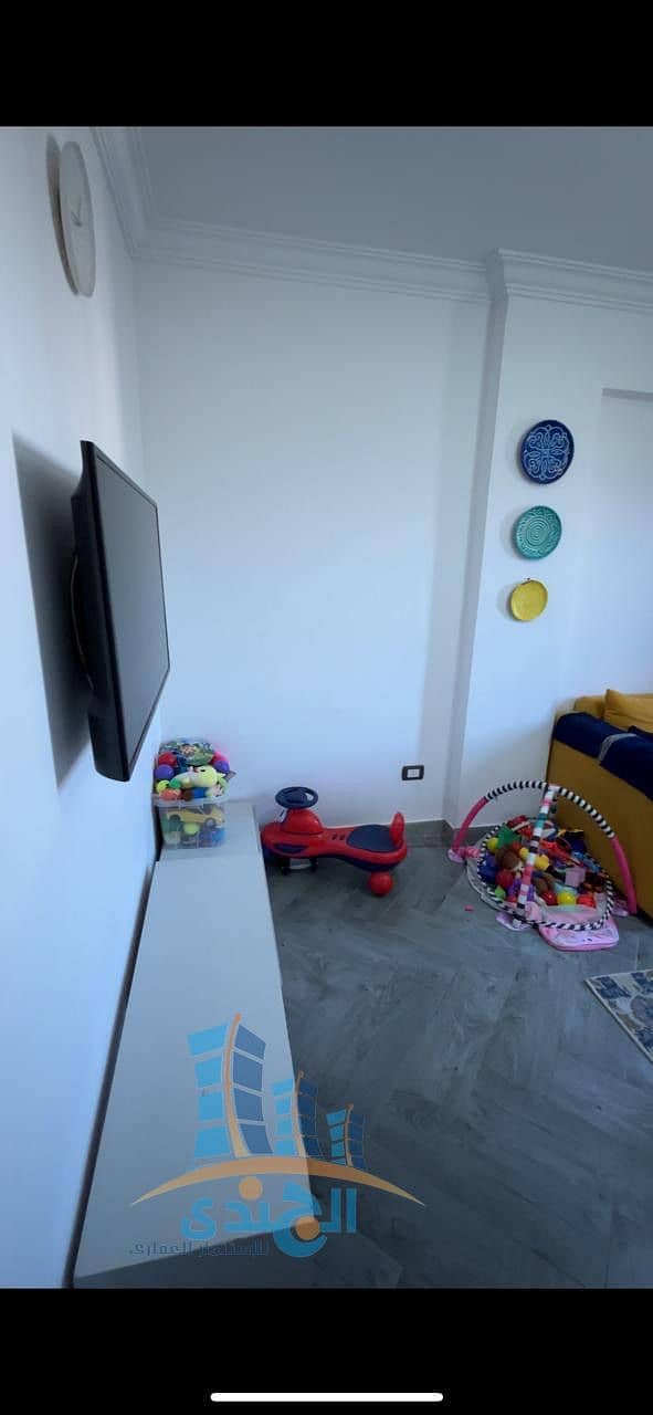 Apartment in Hadayek El Ahram, fourth gate, area on a main street, sixth floor, rear, overlooking the sea. There is model 3 and the reconciliation procedures are ongoing. Super Lux finishing, the reception area is imported porcelain, first-class selection, and the rooms have ceramic parquet. The bathroom and kitchen are first-class Spanish ceramic. Electricity and gas meters are available. - Więcej