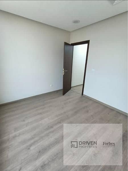 Plaza View Fully Finished With ACs Office for Rent in Trivium Mall Sheikh Zayed Park St Capital Business Arkan - Vista 3