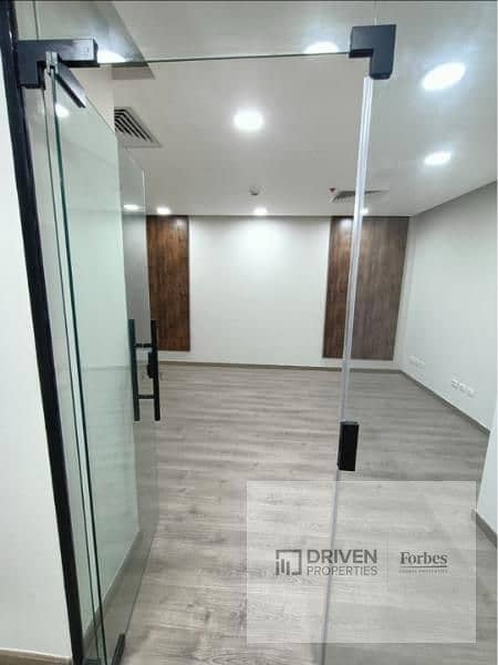 Plaza View Fully Finished With ACs Office for Rent in Trivium Mall Sheikh Zayed Park St Capital Business Arkan - Vista 5