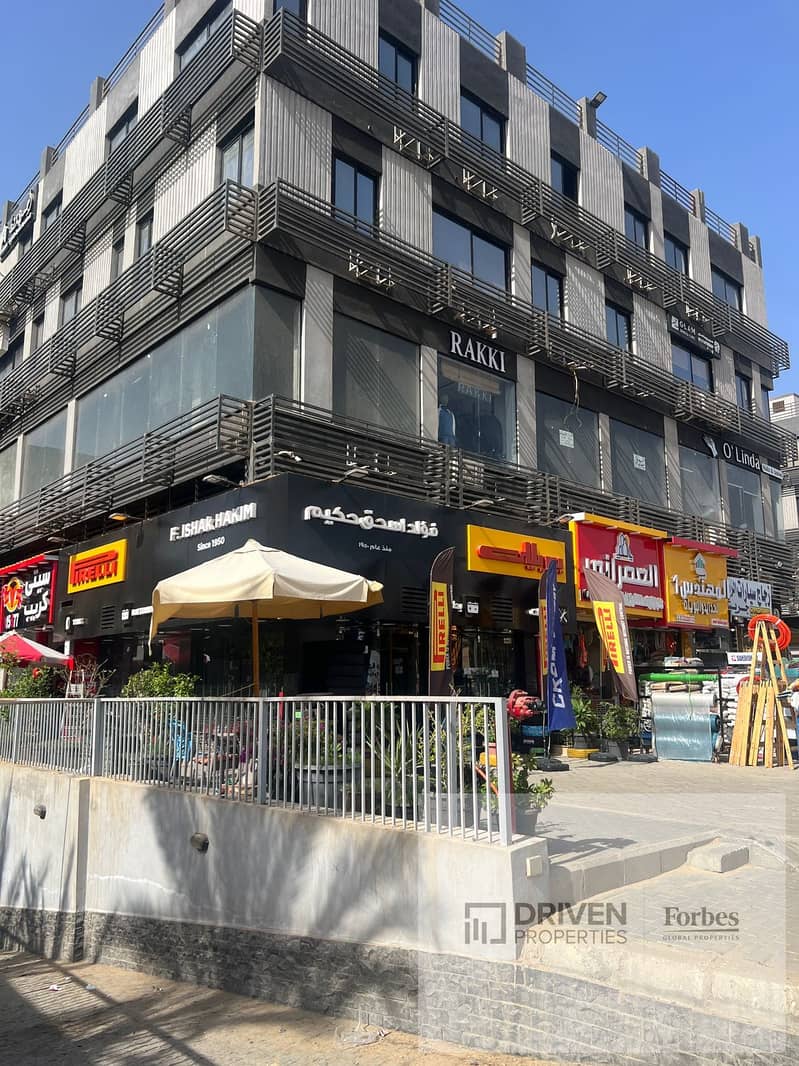 Fully Finished Ready To Move Shop for Sale By Installments in Waslet Dahshour Sheikh Zayed A Plaza - Więcej