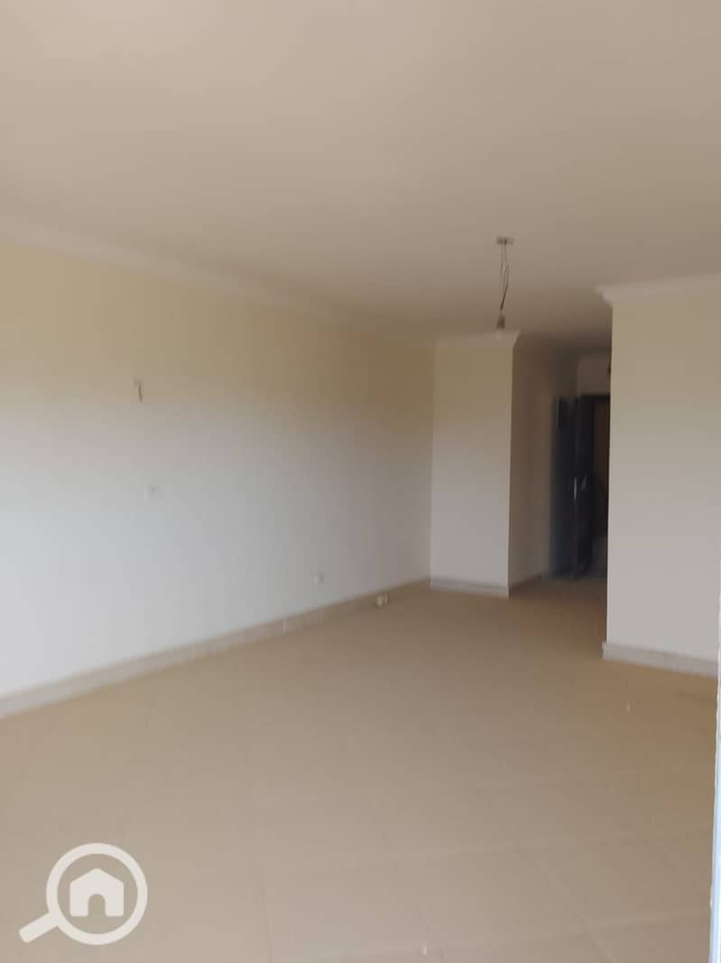 For sale an apartment in Dar Misr Compound, Al Andalus Zone 1, directly on the South 90th Street and in front of Hyde Park Compound, area 140 sqm, with a wide garden, first occupancy, very distinctive. – pohled 3