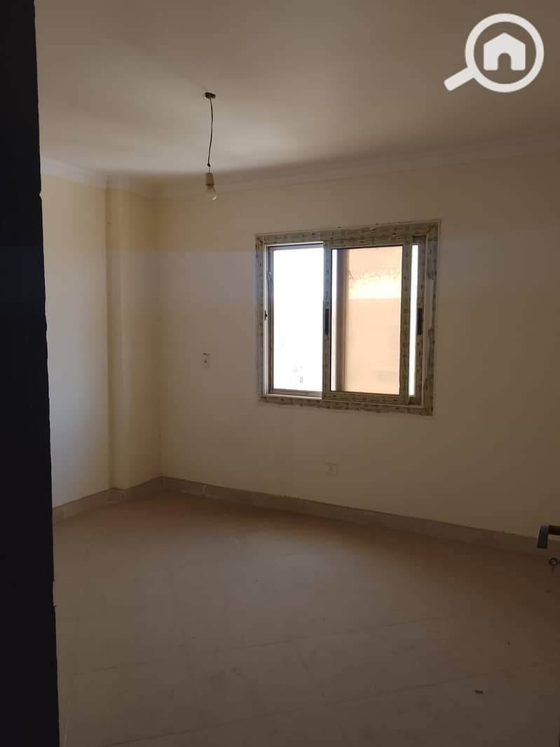 For sale an apartment in Dar Misr Compound, Al Andalus Zone 1, directly on the South 90th Street and in front of Hyde Park Compound, area 140 sqm, with a wide garden, first occupancy, very distinctive. – pohled 6