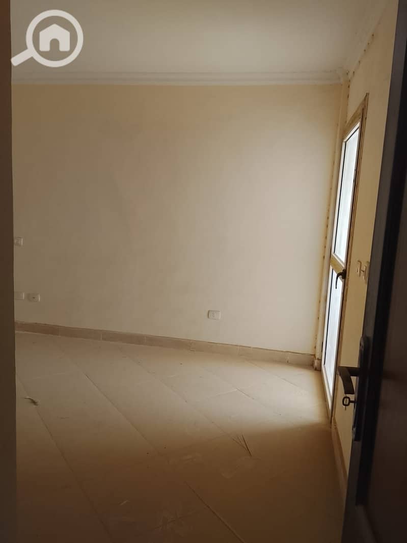 For sale an apartment in Dar Misr Compound, Al Andalus Zone 1, directly on the South 90th Street and in front of Hyde Park Compound, area 140 sqm, with a wide garden, first occupancy, very distinctive. – další