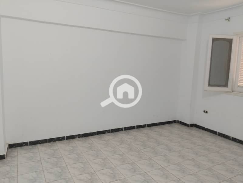 A 90 m² apartment for annual rental, modern, suitable for a family or newlyweds, super lux finishing, includes all amenities: water, electricity, and gas. 2 bedrooms, a two-piece reception, kitchen, and bathroom. Located on the first upper floor in Alexandria, Al-Ajami, Kilometre 21 at Al-Nakhil beach, in a very distinguished location. - Ansicht 6
