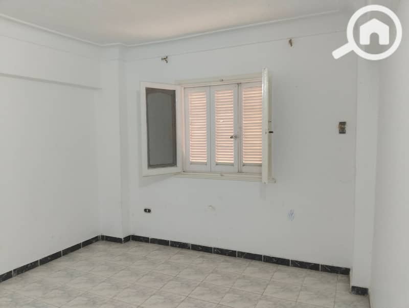 A 90 m² apartment for annual rental, modern, suitable for a family or newlyweds, super lux finishing, includes all amenities: water, electricity, and gas. 2 bedrooms, a two-piece reception, kitchen, and bathroom. Located on the first upper floor in Alexandria, Al-Ajami, Kilometre 21 at Al-Nakhil beach, in a very distinguished location. - Mehr