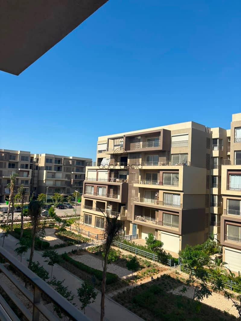 A premium apartment for sale in Palm Hills, Fifth Settlement, fully finished and ready for handover, with ample space including a club membership and parking. - Widok 2
