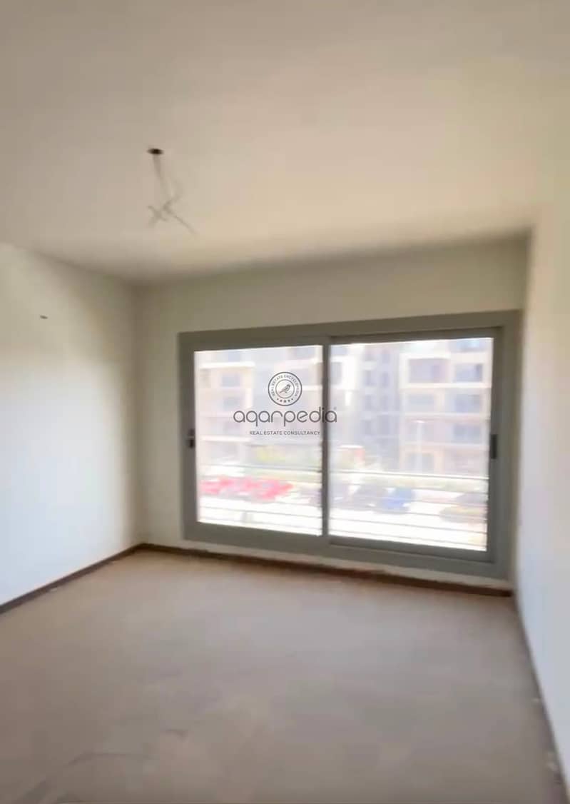A premium apartment for sale in Palm Hills, Fifth Settlement, fully finished and ready for handover, with ample space including a club membership and parking. - Widok 4