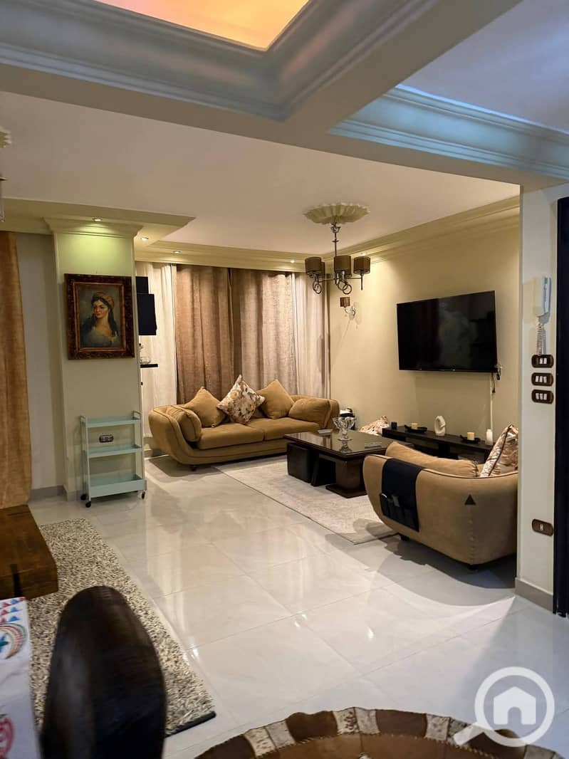 Furnished apartment for rent in Sheikh Zayed (District 8, Neighborhood 4). Prime location: close to Espana Mall, minutes from The Gate Mall, and adjacent to all amenities and transportation links. Located on the first floor of a luxury residential villa. – další