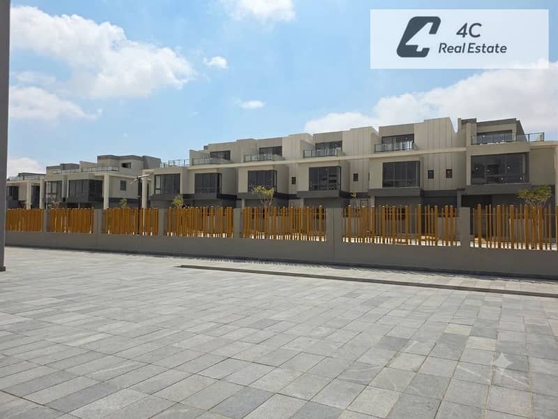 Twin house villa Ready to move 280m 4 bdr with dp & installments prime location open lake view in Bloomfields Mostakbal City near Madinaty and Sarai - Mehr