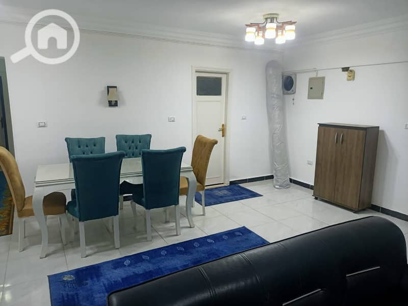 Official administrative apartment in Al-Amrikan Towers above Bahaa Restaurant and Koshari Al-Tahrir and Abu Khalid. The apartment area is 187 square meters on the fifth floor with an elevator, overlooking the main street, which is the square. The apartment consists of three rooms and two bathrooms, super lux finishing, HDF parquet flooring, and 2 large balconies. Excellent investment. – pohled 2