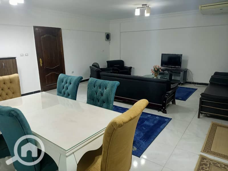 Official administrative apartment in Al-Amrikan Towers above Bahaa Restaurant and Koshari Al-Tahrir and Abu Khalid. The apartment area is 187 square meters on the fifth floor with an elevator, overlooking the main street, which is the square. The apartment consists of three rooms and two bathrooms, super lux finishing, HDF parquet flooring, and 2 large balconies. Excellent investment. – pohled 3