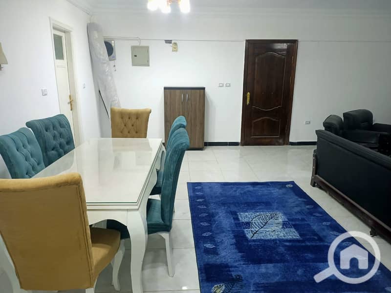 Official administrative apartment in Al-Amrikan Towers above Bahaa Restaurant and Koshari Al-Tahrir and Abu Khalid. The apartment area is 187 square meters on the fifth floor with an elevator, overlooking the main street, which is the square. The apartment consists of three rooms and two bathrooms, super lux finishing, HDF parquet flooring, and 2 large balconies. Excellent investment. – pohled 4