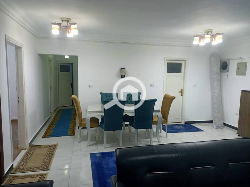 Official administrative apartment in Al-Amrikan Towers above Bahaa Restaurant and Koshari Al-Tahrir and Abu Khalid. The apartment area is 187 square meters on the fifth floor with an elevator, overlooking the main street, which is the square. The apartment consists of three rooms and two bathrooms, super lux finishing, HDF parquet flooring, and 2 large balconies. Excellent investment. – pohled 5