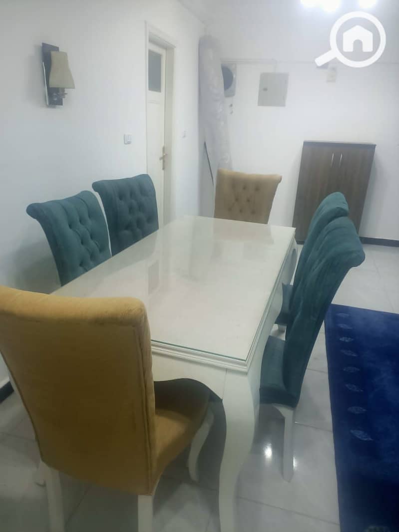Official administrative apartment in Al-Amrikan Towers above Bahaa Restaurant and Koshari Al-Tahrir and Abu Khalid. The apartment area is 187 square meters on the fifth floor with an elevator, overlooking the main street, which is the square. The apartment consists of three rooms and two bathrooms, super lux finishing, HDF parquet flooring, and 2 large balconies. Excellent investment. – pohled 6