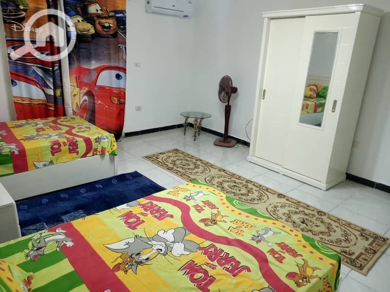 Official administrative apartment in Al-Amrikan Towers above Bahaa Restaurant and Koshari Al-Tahrir and Abu Khalid. The apartment area is 187 square meters on the fifth floor with an elevator, overlooking the main street, which is the square. The apartment consists of three rooms and two bathrooms, super lux finishing, HDF parquet flooring, and 2 large balconies. Excellent investment. – další