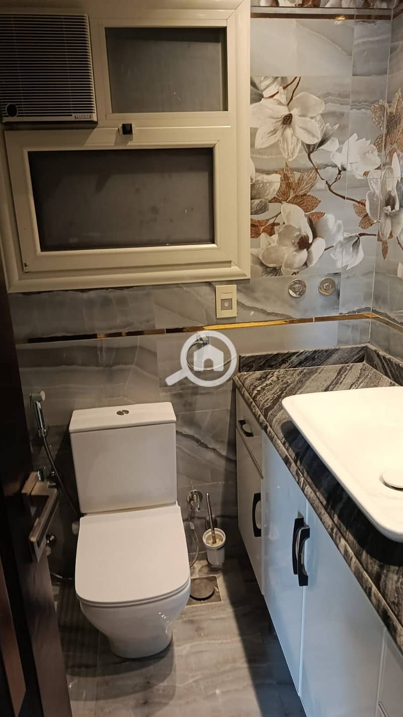 Apartment for rent, 4 rooms and 2 bathrooms in Al-Miraj Al-A'la, Carrefour Main Street, very close to the Fifty Mall. The apartment has 2 balconies, gas and internet available, a kitchen unit, a stove, and 4 air conditioners in the rooms. The apartment also has a garage space. The area of the apartment is 220 square meters, in a prime location near all services. - Ansicht 5