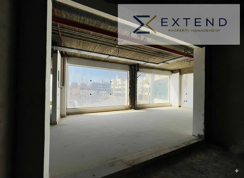 A distinctive storefront in the heart of 6 October on the central axis, a shop for rent inside a commercial mall suitable for all activities with high traffic density. – pohled 2