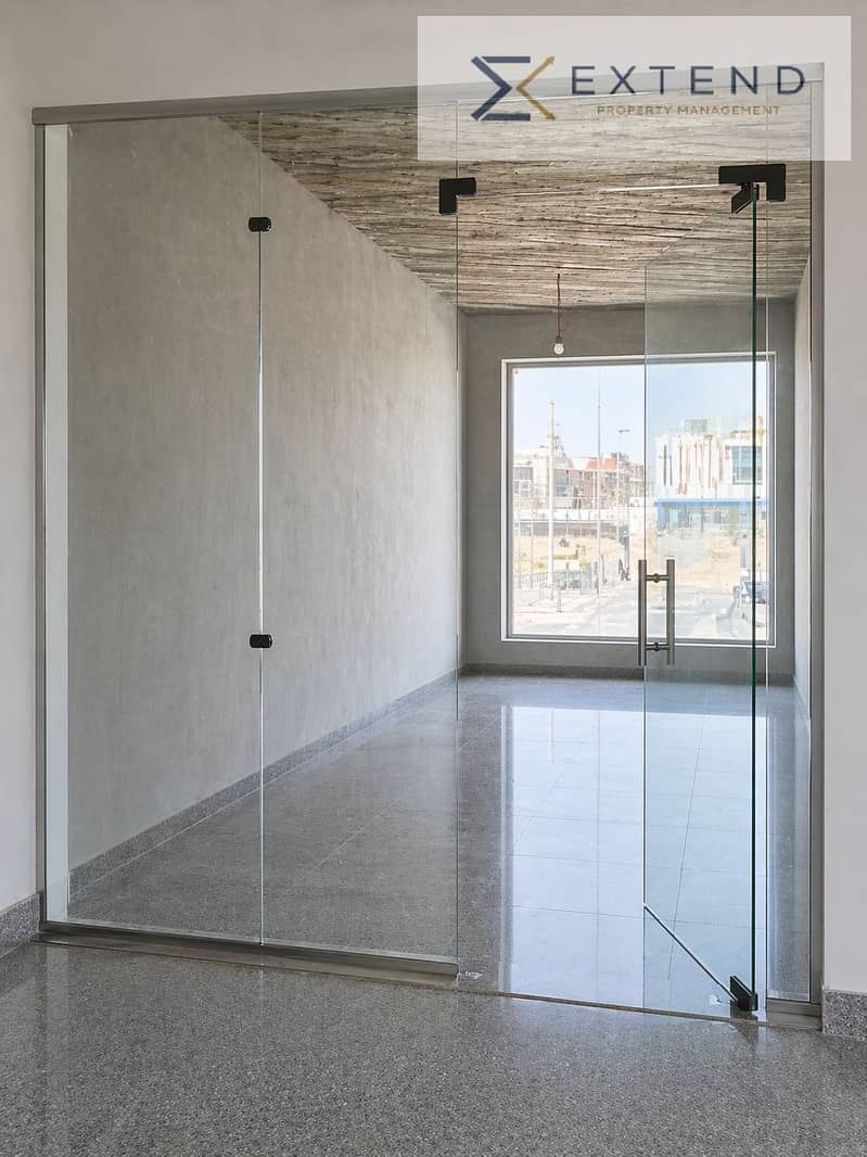 At the lowest price per meter in the heart of 6 October on the central axis, a commercial unit for rent with an area of 30m inside a mall with high foot traffic, suitable for all activities. – pohled 2