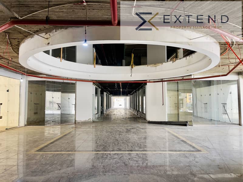 At the lowest price per meter in the heart of 6 October on the central axis, a commercial unit for rent with an area of 30m inside a mall with high foot traffic, suitable for all activities. – pohled 6