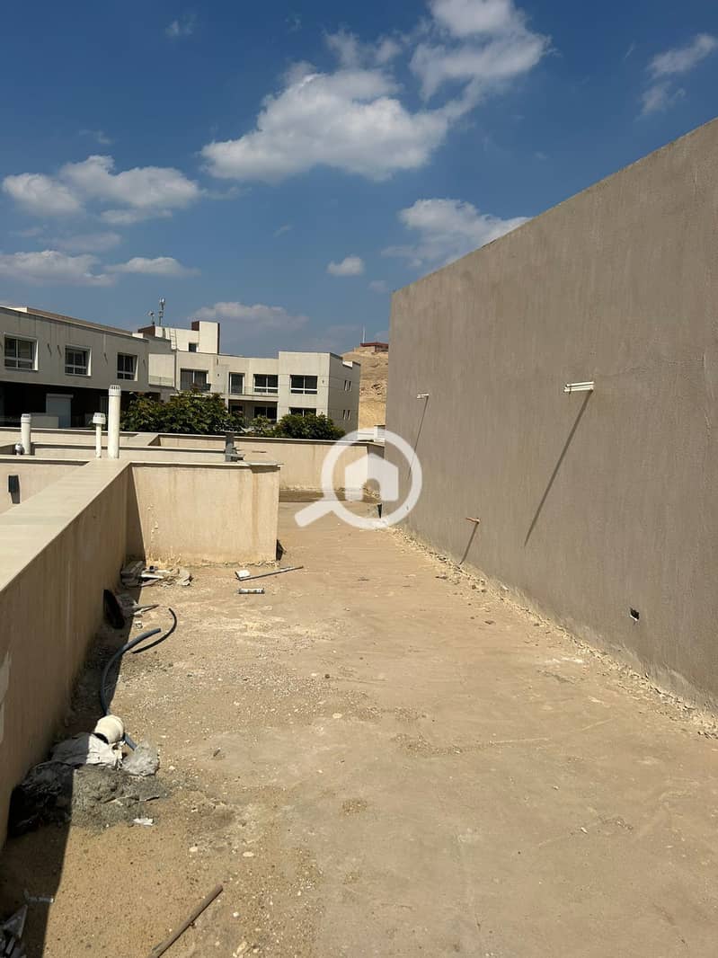 townhouse middle spacious area at a penthouse price in soleya compound cash - View 4