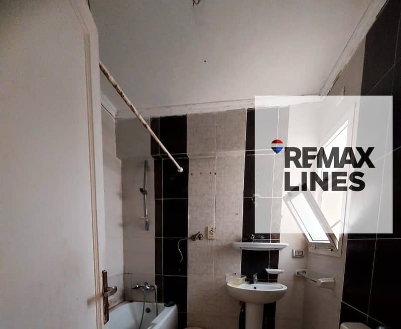 For sale, a 175 square meter apartment in Madinaty B1 in a prime location. If you are looking for a ready-to-move-in apartment in the best locations of Madinaty, this is a unique opportunity. The area is 175 square meters with an open wide garden view, featuring some special finishes, 3 bedrooms, 3 bathrooms including a master bedroom, top floor, very close to all services, and very near Gate 2. - Ansicht 3