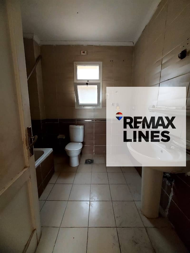 For sale, a 175 square meter apartment in Madinaty B1 in a prime location. If you are looking for a ready-to-move-in apartment in the best locations of Madinaty, this is a unique opportunity. The area is 175 square meters with an open wide garden view, featuring some special finishes, 3 bedrooms, 3 bathrooms including a master bedroom, top floor, very close to all services, and very near Gate 2. - Ansicht 5