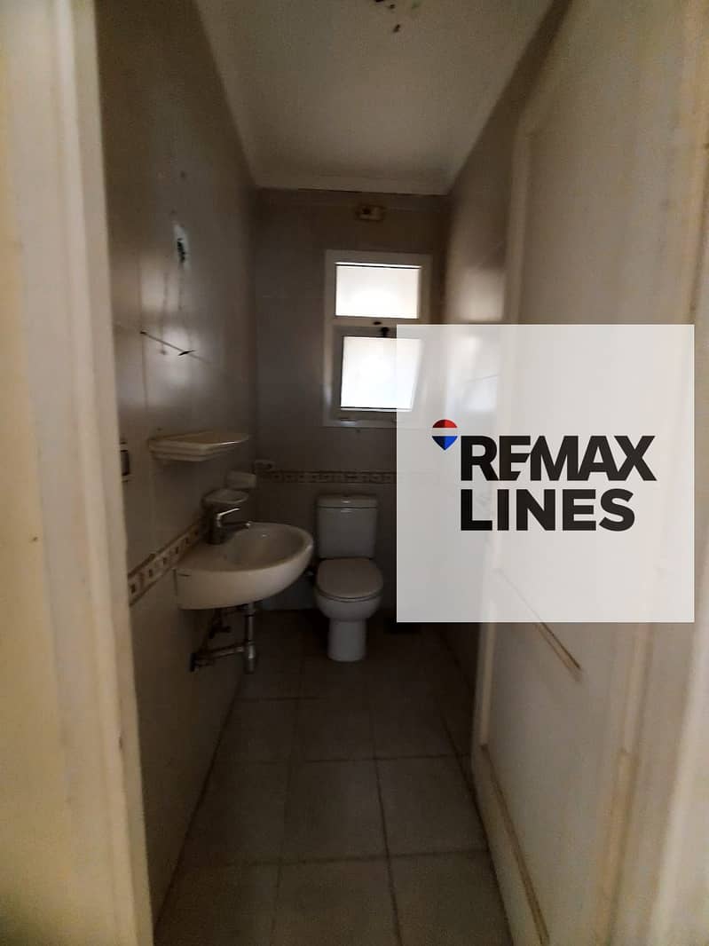 For sale, a 175 square meter apartment in Madinaty B1 in a prime location. If you are looking for a ready-to-move-in apartment in the best locations of Madinaty, this is a unique opportunity. The area is 175 square meters with an open wide garden view, featuring some special finishes, 3 bedrooms, 3 bathrooms including a master bedroom, top floor, very close to all services, and very near Gate 2. - Mehr