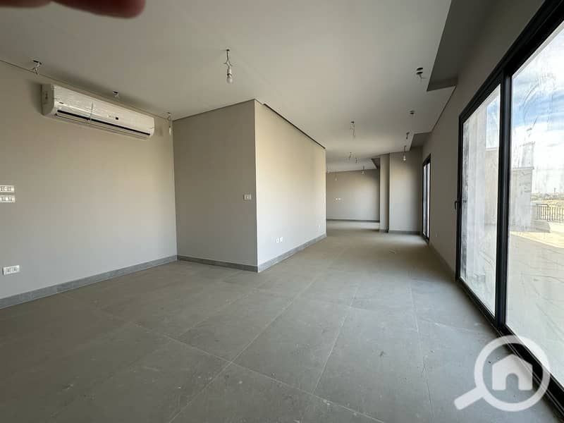Twin Villa for Sale Behind Royal City in Village West, Prime Sheikh Zayed – pohled 2