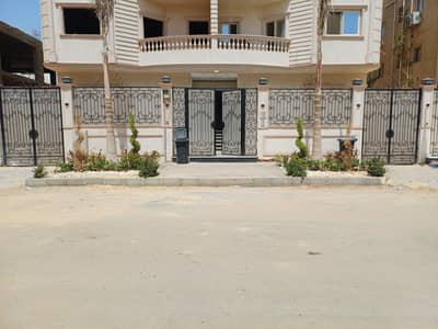 3 Bedroom Flat for Sale in New Cairo, Cairo - شقة بالدور الأرضي مرتفع و الفيلا ساكنة و على حديقة 3 Bedroom Flat for Sale in New Cairo, Cairo - شقة بالدور الأرضي مرتفع و الفيلا ساكنة و على حديقة