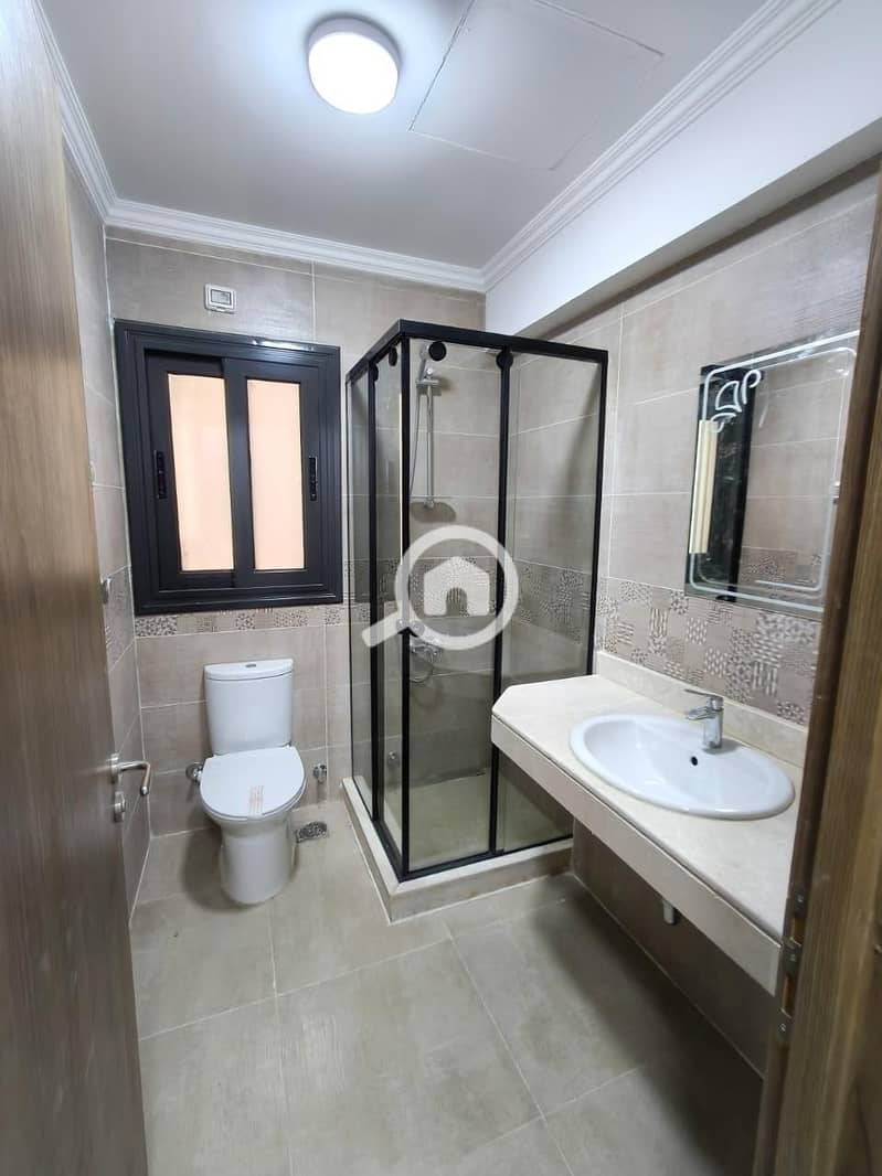 Luxury apartment for rent in Bervado, Madinaty. Two bedrooms, two bathrooms, a kitchen, and a reception. Excellent finishing and furnishing. 35,000 required. Viewing at any time. - Ansicht 5