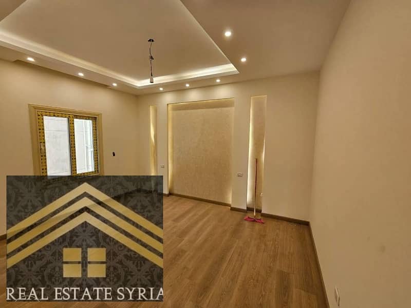 Apartment for rent in the villas, the third district east - steps from the Suez Road and all services. Apartment details: Area: 180 meters, 3 bedrooms, spacious reception, 3 pieces, 2 bathrooms, second floor. Features: Ultra super lux finishing, electricity meter, internet, all air conditioning extensions ready, ready apartment. - Ansicht 3