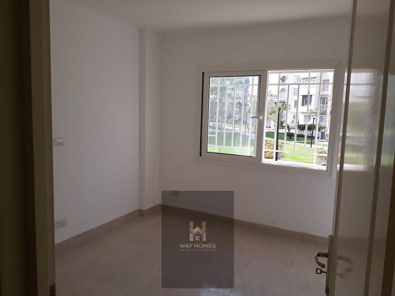 For sale in Madinaty, a ground floor apartment with a garden of 108 sqm and a 55 sqm yard with a down payment and old booking installments in B14 - Więcej