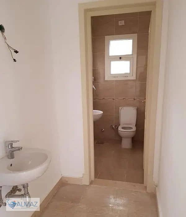 A prime, unfurnished villa for rent in Al Rehab, Group 25, measuring 262 square meters. Located near major roads and services. - Ansicht 4