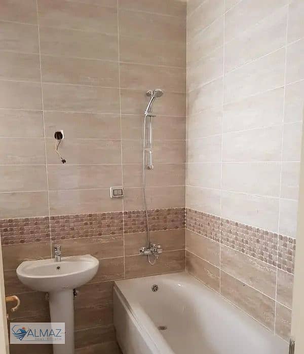 A prime, unfurnished villa for rent in Al Rehab, Group 25, measuring 262 square meters. Located near major roads and services. - Ansicht 6