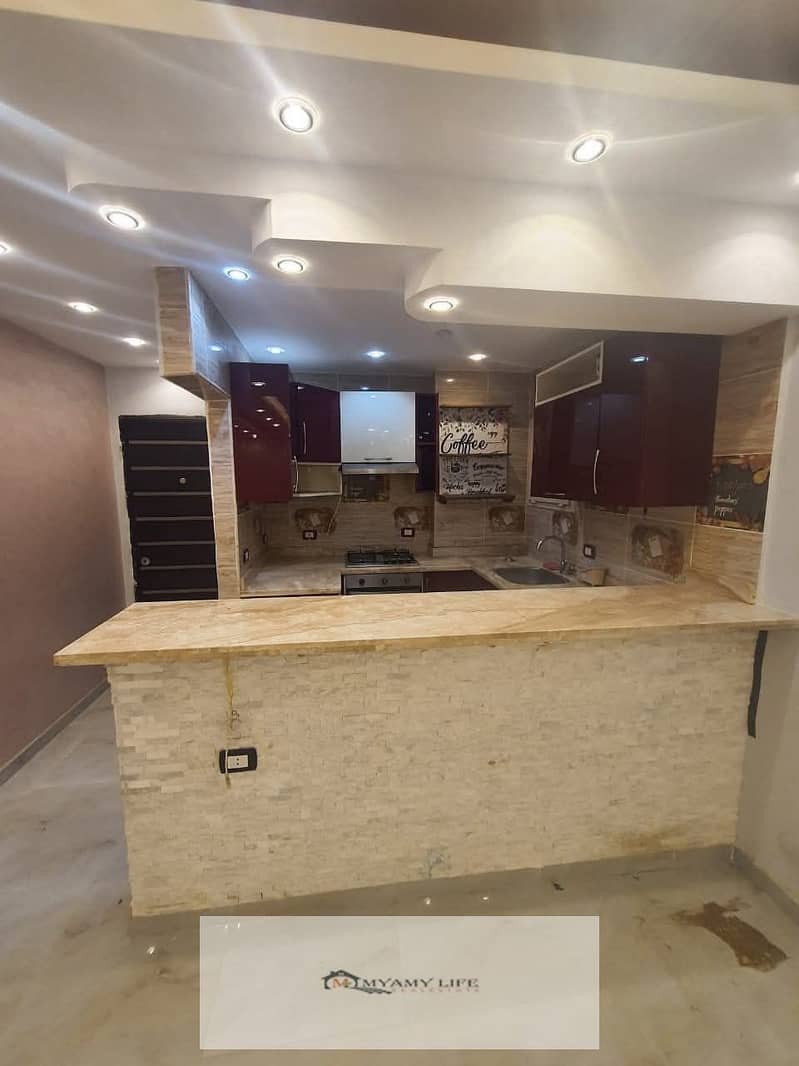 For rent in Hadayek El Ahram, a 115 sqm super lux apartment with electricity and water meters, and a furnished kitchen, in a prime location in Zone K, and the building is on the main street of the second gate. - Widok 3
