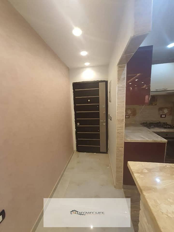 For rent in Hadayek El Ahram, a 115 sqm super lux apartment with electricity and water meters, and a furnished kitchen, in a prime location in Zone K, and the building is on the main street of the second gate. - Widok 4