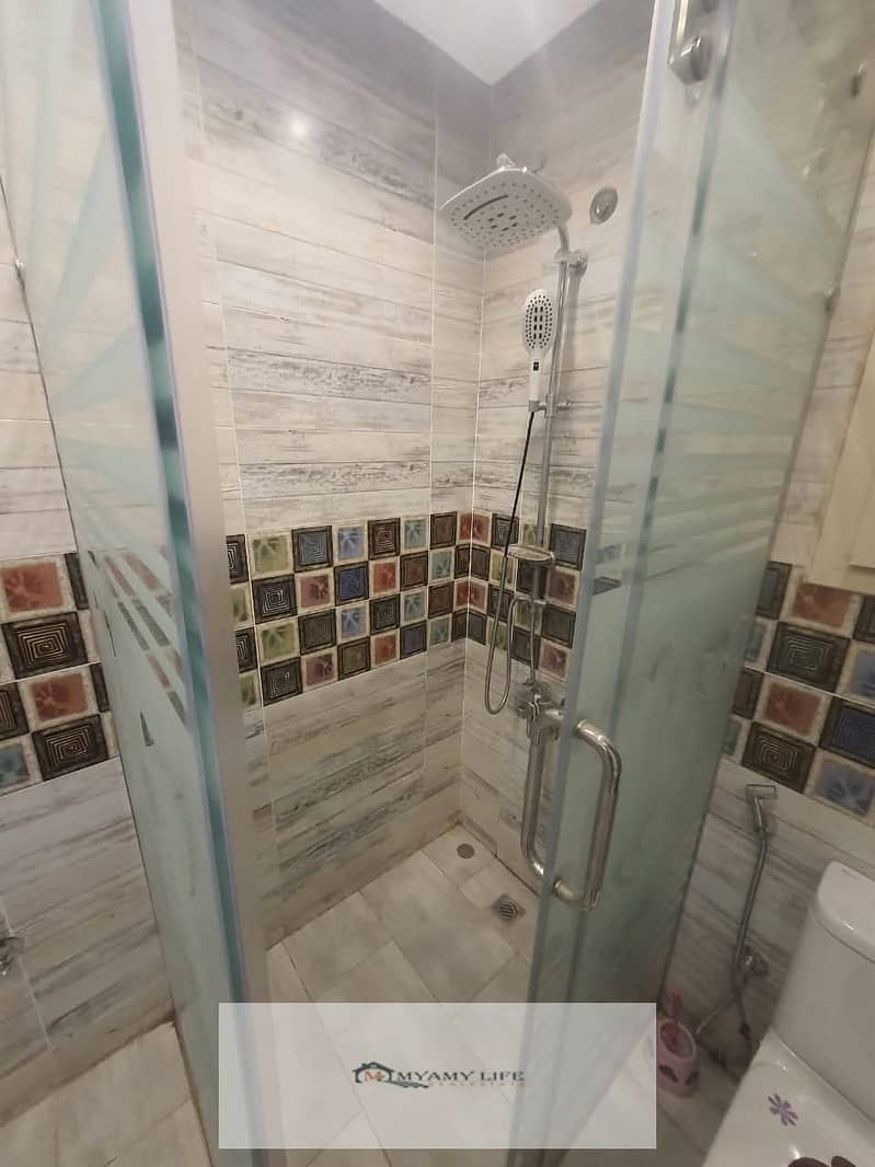 For rent in Hadayek El Ahram, a 115 sqm super lux apartment with electricity and water meters, and a furnished kitchen, in a prime location in Zone K, and the building is on the main street of the second gate. - Widok 5