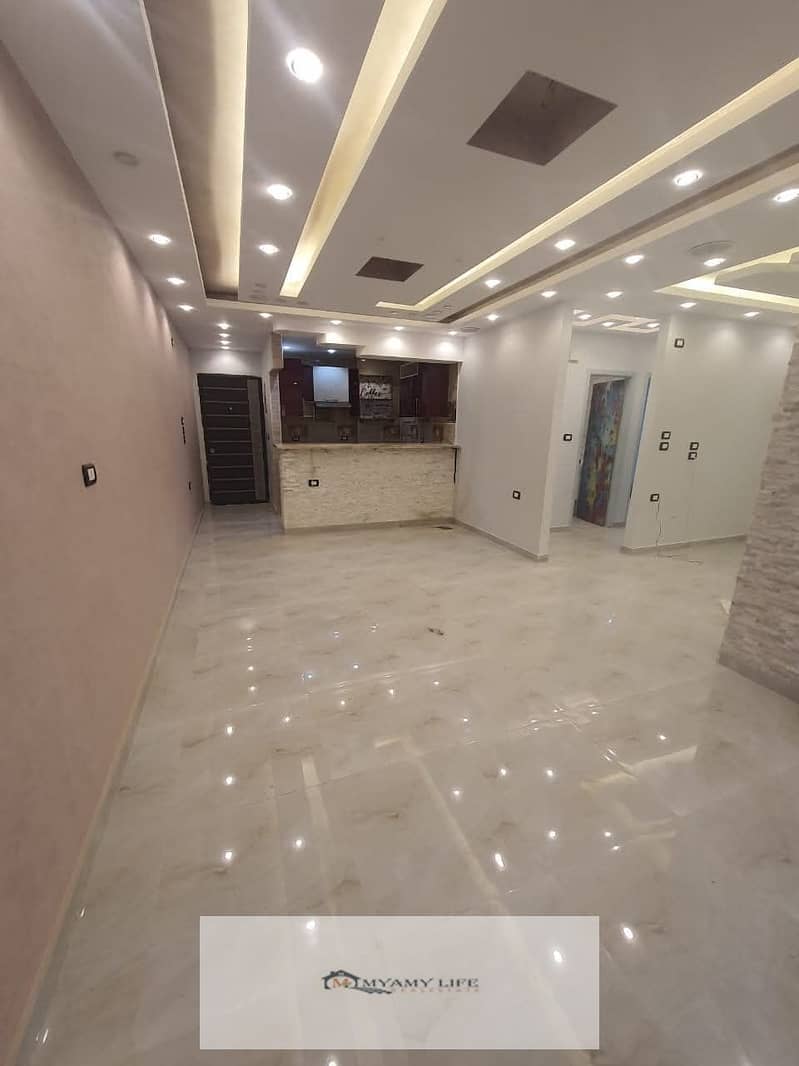 For rent in Hadayek El Ahram, a 115 sqm super lux apartment with electricity and water meters, and a furnished kitchen, in a prime location in Zone K, and the building is on the main street of the second gate. - Widok 6