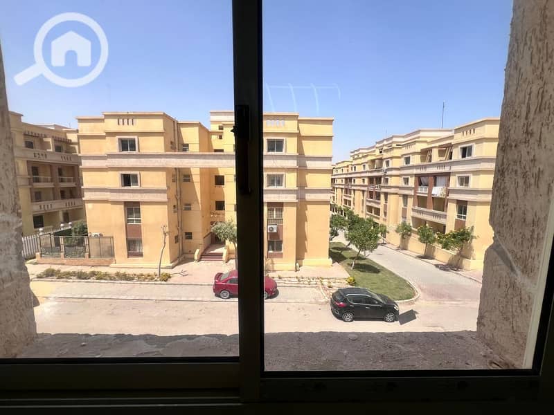 A second-floor corner apartment with a direct northern view, close to the gate and a wide main street, surrounded by landscaping. One of the most distinctive streets in the compound with a wide, open view, and the price is a surprise. - Ansicht 2