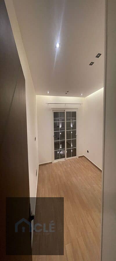 Luxury apartment with a stunning view , kitchen , appliances , and air conditioning , for sale in a prime location at the lowest price in Regents Park - Widok 5