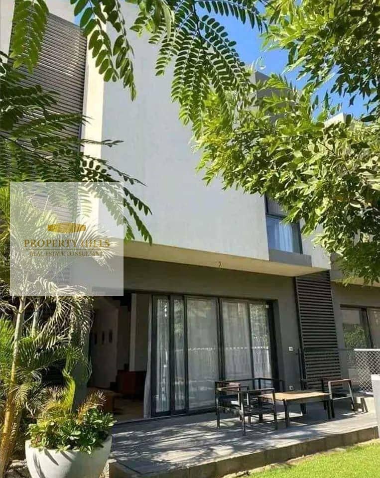 For a very limited time, with a down payment of only 10%, a villa ready for immediate delivery in Al Tagamo3 Al Khames next to Saada and Hassan Allam with the longest payment period. - Fler