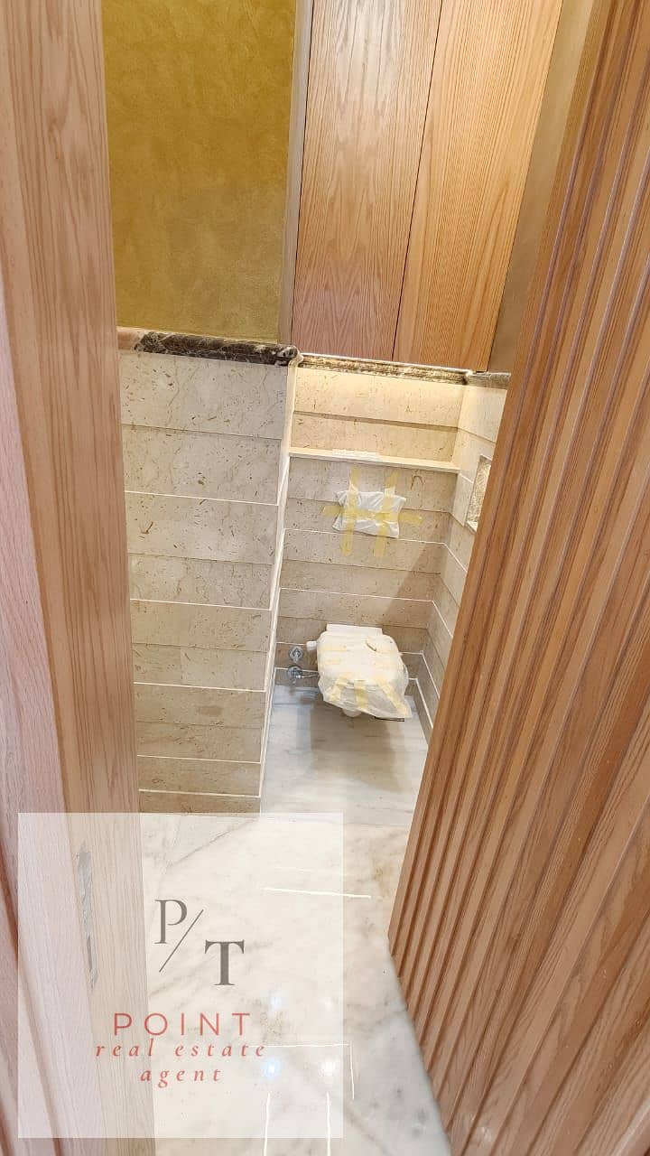 Ground floor with high-end finishing, 3 master bedrooms in Maadi, and a bathroom with a garden and a private entrance for sale. - Więcej