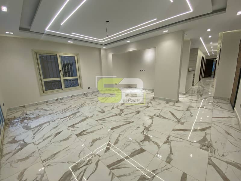 Distinctive 170 sqm apartment with a 120 sqm garden, super lux finishing inside Kompond Al-Khamail in Sheikh Zayed. – pohled 3
