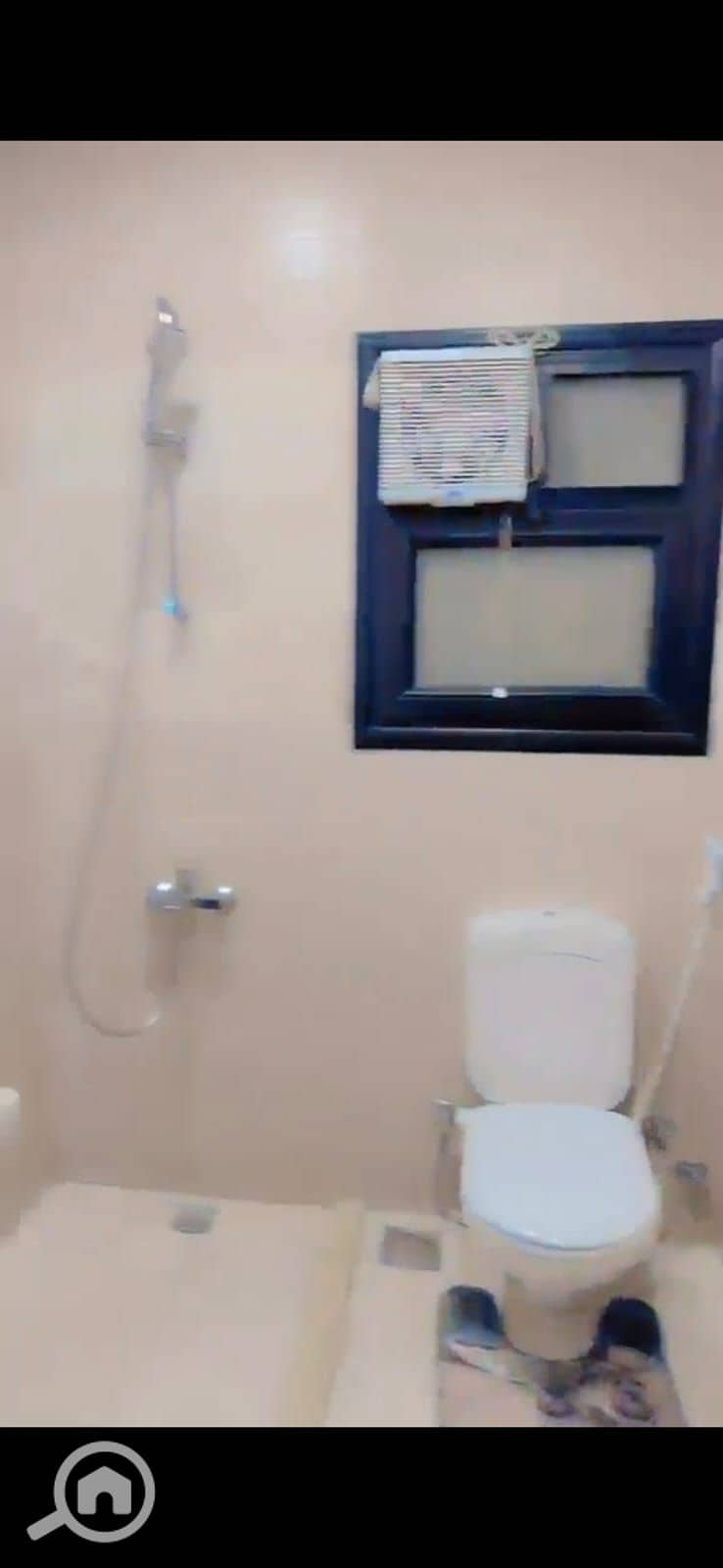 Furnished apartment for rent, three rooms and two bathrooms in Al Baron Compound directly on the Maadi Ring Road, fifth floor. The compound has security and guard services around the clock. The apartment has a garden view, natural gas, internet, and two fully air-conditioned balconies. The price is 27,000 monthly for a one-year duration, and the video. – pohled 5