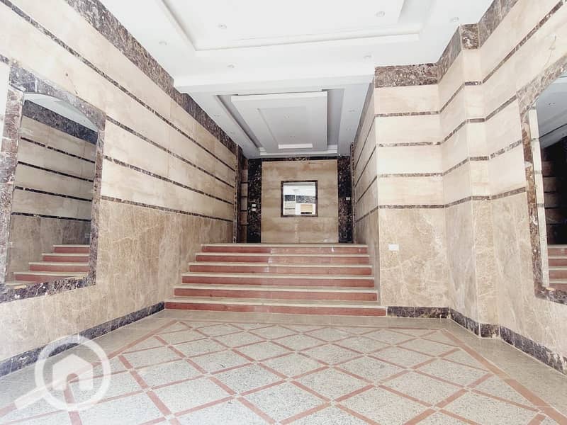 Apartment for rent in Lotus South, New Cairo, 220 meters, super luxury finishing, building facade, commercial mall, and mosque in a very prominent location. – pohled 2